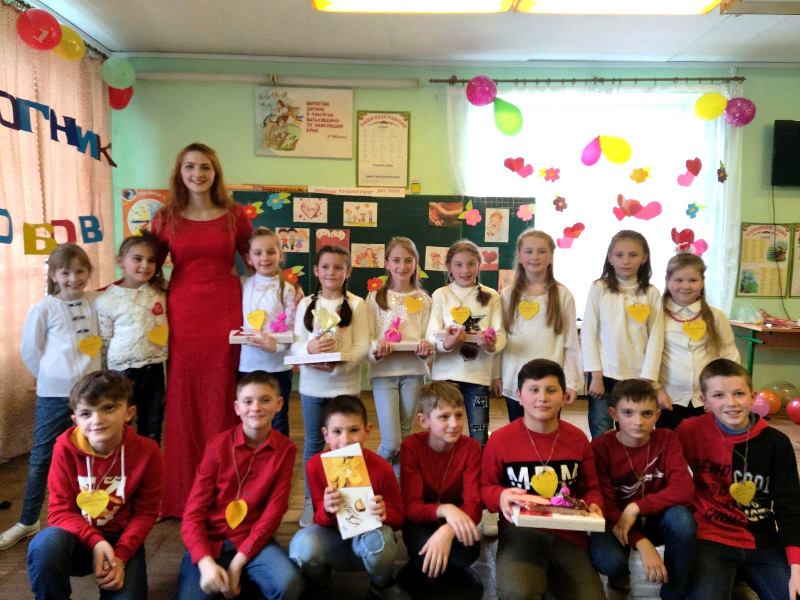 Студентка М.Врублевич з учнями свого класу (Підгаєцька спеціалізована школа І ступеня)